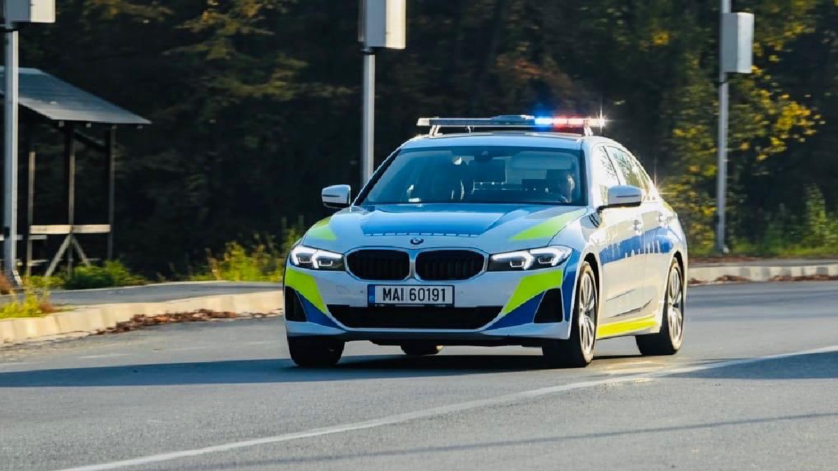 Mașină de poliție aflată în trafic