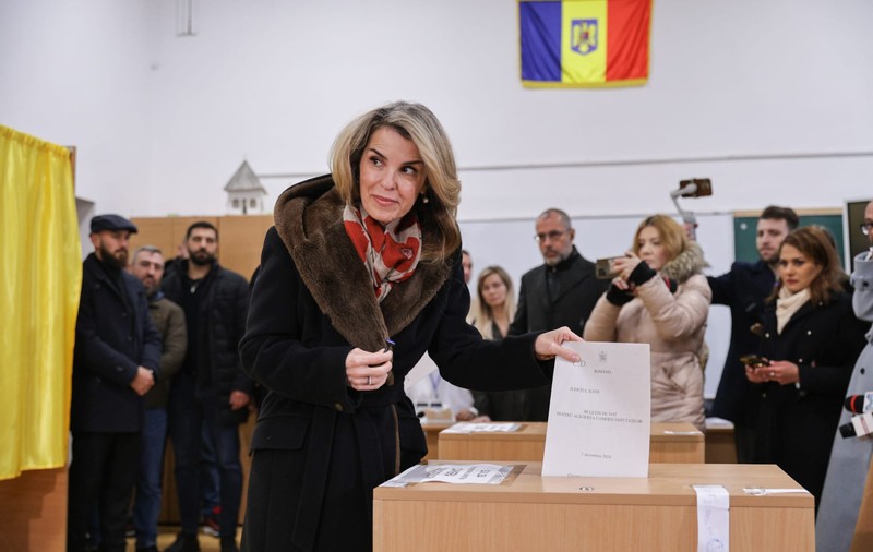 Cum a apărut Cristela Georgescu la secția de votare, la alegerile parlamentare 2024. A zâmbit încontinuu lângă Călin Georgescu