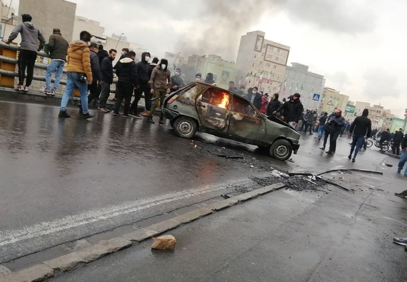 Protste violente în Iran după majorarea prețului carburanților FOTO: EPA