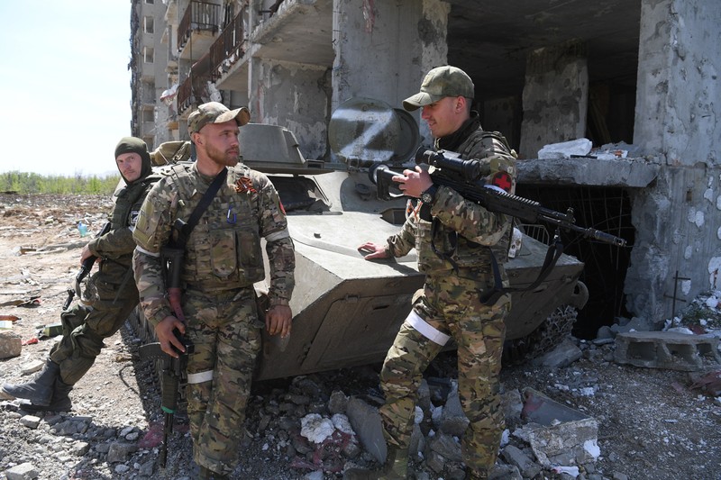 Soldați ai forțelor ruse păzesc zona din apropierea uzinei Azovstal din Mariupol, pe 3 mai 2022. Foto: Profimedia