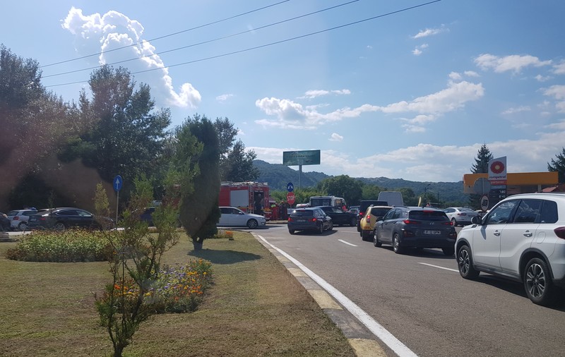 Trafic blocat pe DN 1, pe sensul spre Braşov, în urma unui accident soldat cu trei victime
