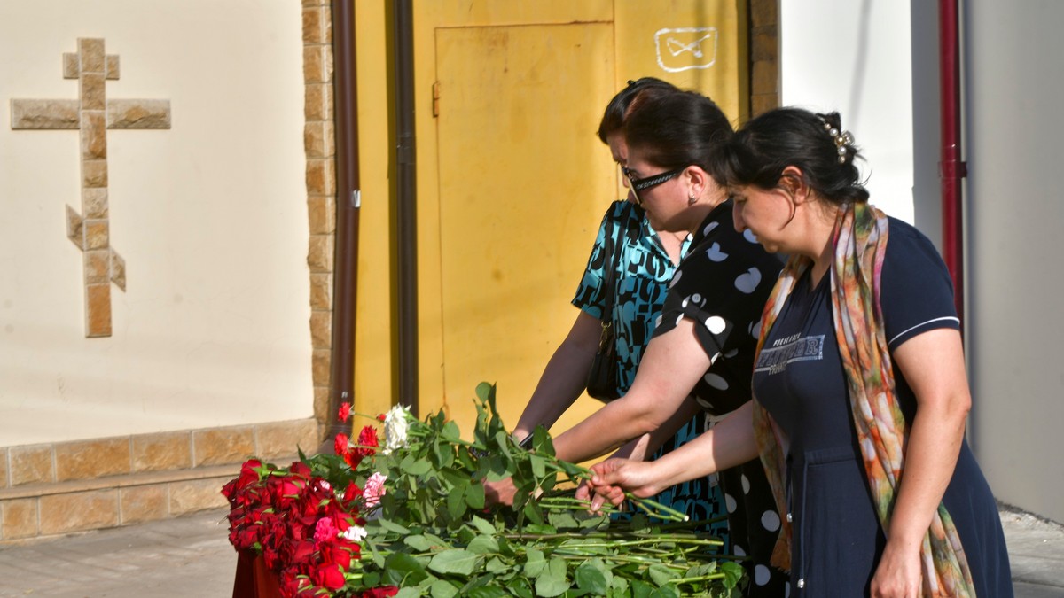 Femei depun flori la locul unui atentat din Mahacikala Foto: Profimedia