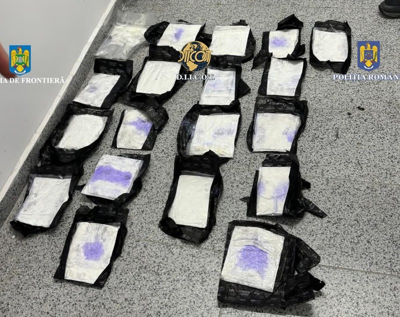 Un bărbat a fost arestat de polițiștii din Oradea, după ce a ascuns două kilograme și jumătate de cocaină în caroseria mașinii