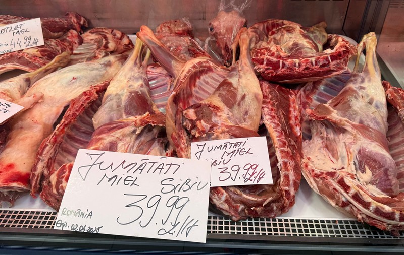 Cum își pregătesc comercianții marfa pentru masa de Paște: „Oamenii vor calitate. Avem miel de Dobrogea. Sperăm să vindem tot”