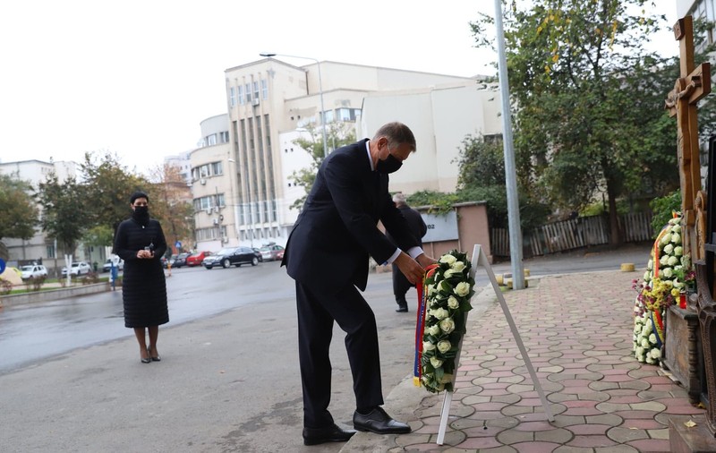 VIDEO | Klaus Iohannis a depus azi o coroană de flori în memoria victimelor de la Colectiv