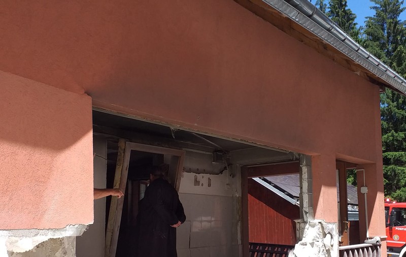 Explozie la o clădire de la Mănăstirirea Sihăstria Rarăului. Mai multe persoane au fost rănite