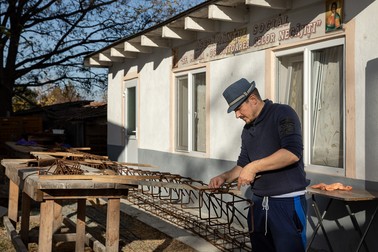 Un alt şantier al părintelui Balaban se află la aşezământul social din spatele bisericii