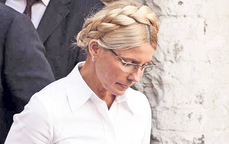 Iulia Timoşenko, ÎN LACRIMI, ÎN SCAUNUL CU ROTILE, a fost aplaudată în centrul Kievului