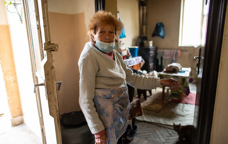 Oameni fără nici o armă în fața coronavirusului. Igienă la lighean și veceuri turcești în ”blocurile grecești” din Ștefănești