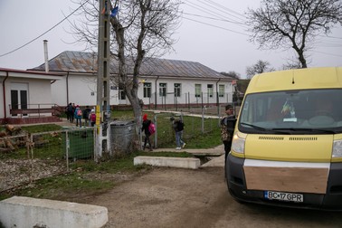 Microbuzul școlar îi aduce pe copiii care învață în alt sat decât școala