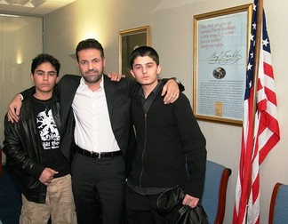 Khaled Hosseini cu actorii din filmul „The Kite Runner”, Bahram și Elham Ehsas.
