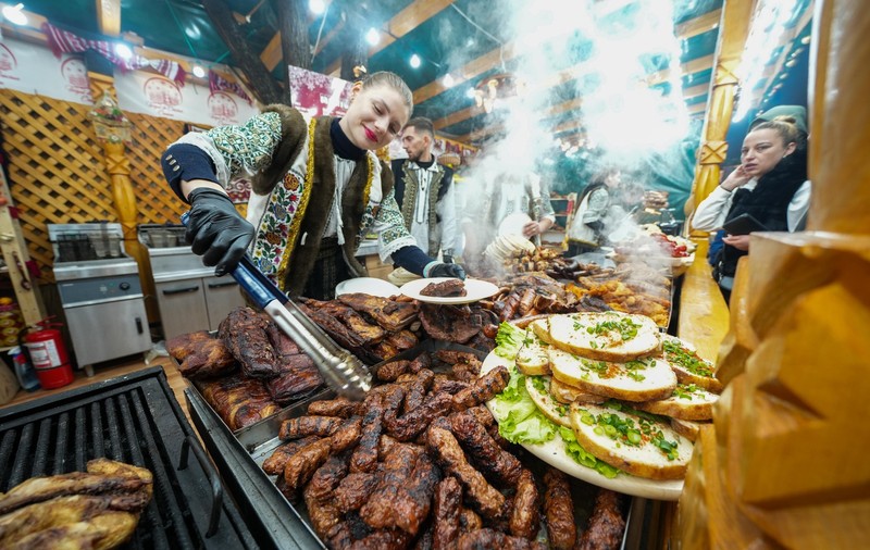 Târgul de Crăciun Craiova 2025. Vizitatorii vor putea cumpăra cârnați, caltaboși, mici și jumări, iar cei mici se vor bucura de casa lui Moș Crăciun