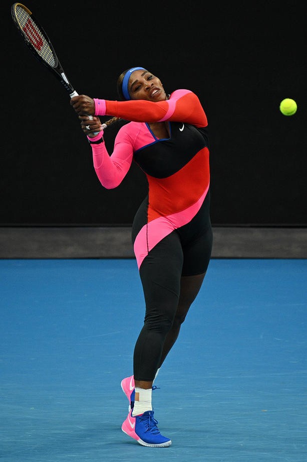 Serena Williams, după o minge câștigătoare. Foto: EPA