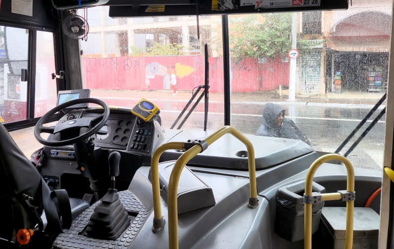 Elev cu dizabilități, dat jos de șoferul unui autobuz pentru că nu își găsea abonamentul: „A rămas singur, în ploaie”