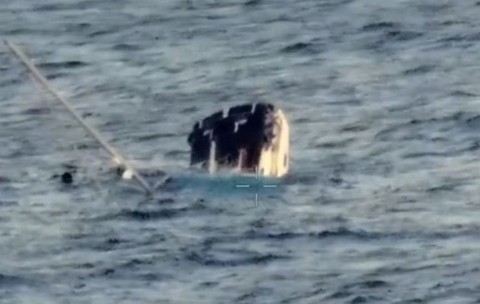 iaht scufundându-se, după ce a fost lovit de un cașalot, în mijlocul oceanului pacific