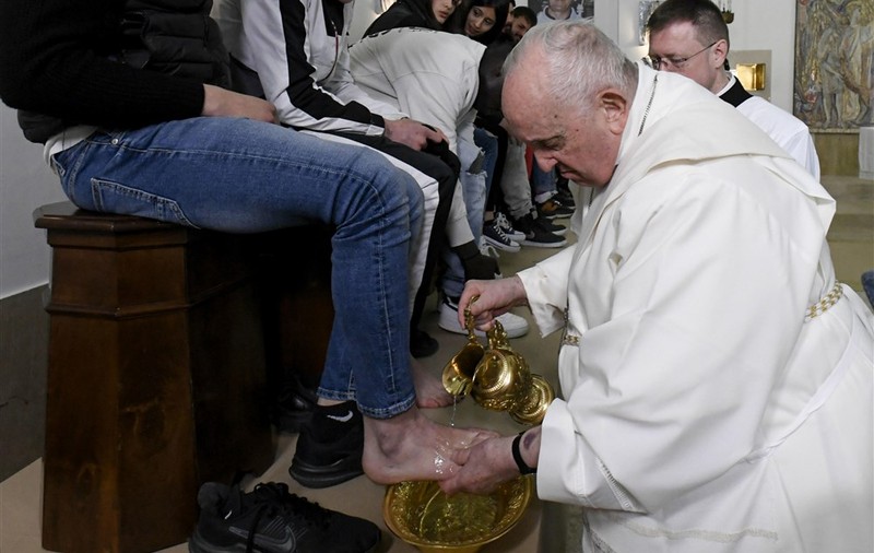 Papa Francisc a spălat picioarele unor tineri deţinuţi, între care şi un român