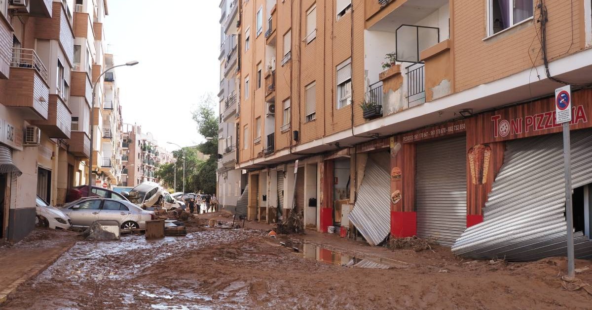 O stradă plină de apă si noroi, cladiri distruse , octombrie 2024, Valencia, Spania