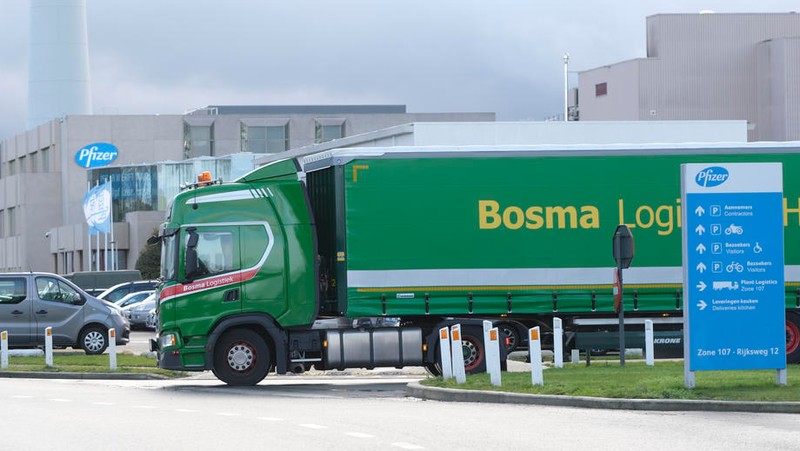 Un camion încărcat cu vaccinul anti-COVID pleacă de la fabrica Pfizer din nordul Belgiei