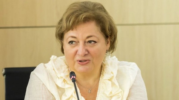 Florinela Georgescu, director de prognoză al ANM, cu părul blond-șaten vorbind la un microfon în cadrul unei conferințe sau prezentări oficiale.   
