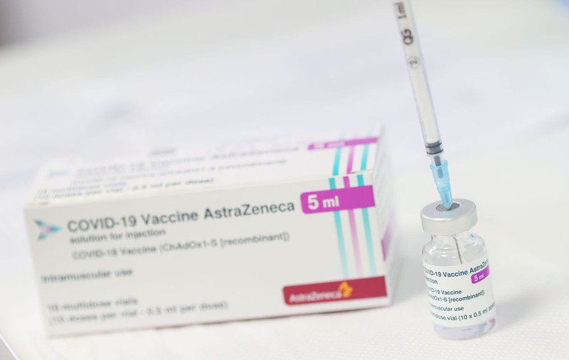 62 de cazuri rare de tromboză, analizate de EMA după ce mai multe țări au suspendat total sau parțial vaccinarea cu AstraZeneca