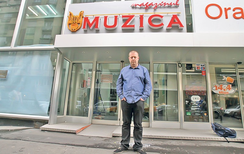 «Nu mai pot intra în Magazinul Muzica» - Chiriaşii magazinului spun că Mugur Mihăescu le-a sechestrat bunurile