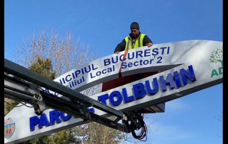 Primarul sectorului 2 a înlăturat totemul cu denumirea Parcului „Fiodor Tolbuhin", după ce Rusia a atacat Ucraina