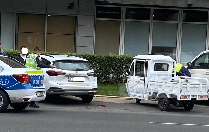 Un pensionar din Satu Mare și-a luat triciclu, lovește mașini pe stradă și nimeni nu îl poate opri