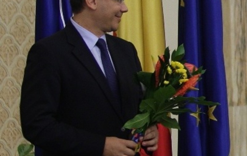 Ponta a COMENTAT gestului lui Băsescu de a-i trimite un buchet de trandafiri: "Florile sunt pentru doamne, Daciana se va bucura"