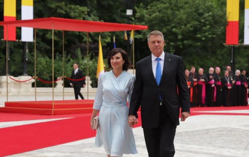 Cine i-a creat lui Carmen Iohannis prima ținută purtată la întâlnirea cu Papa Francisc. Ce mesaj transmite culoarea aleasă