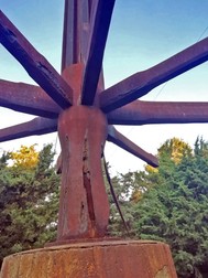Mâncată de rugină la bază, sculptura “Fructul soarelui” e pe punctul de a se dărâma