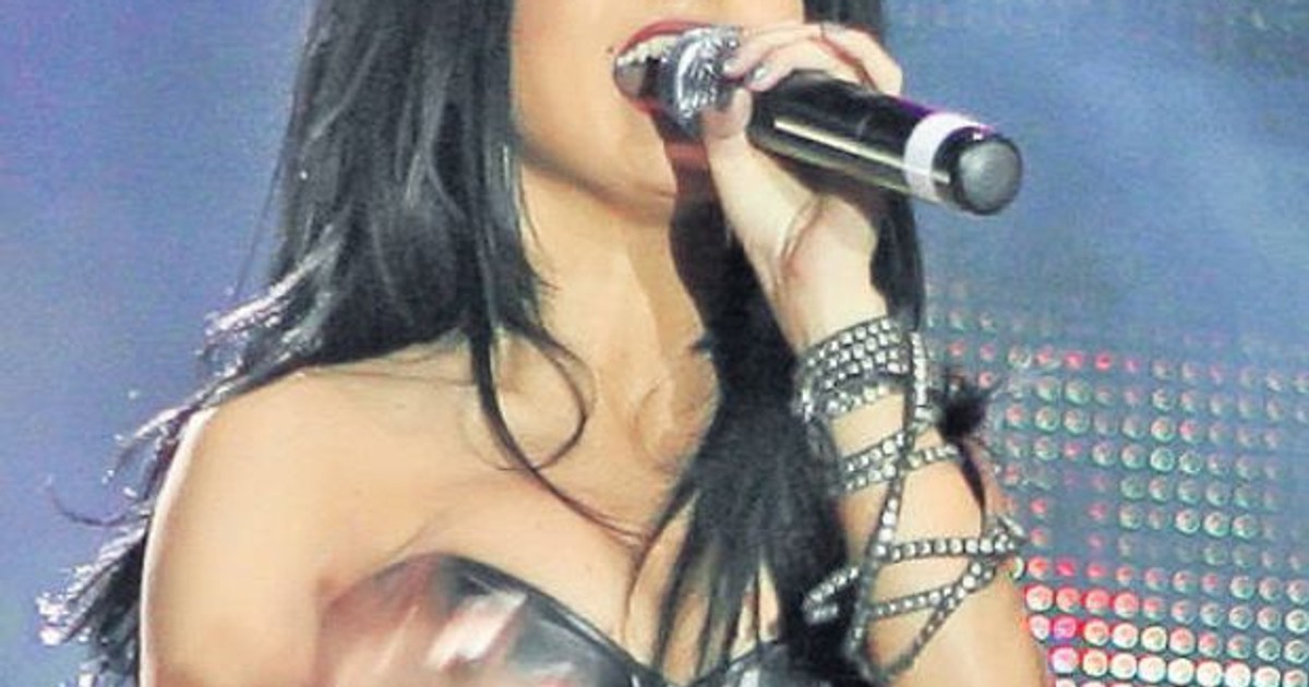Inna, apariție total neașteptată la concertul de Ziua Europei din Piața Universității. Niciodată n-a apărut atât de îmbrăcată | FOTO