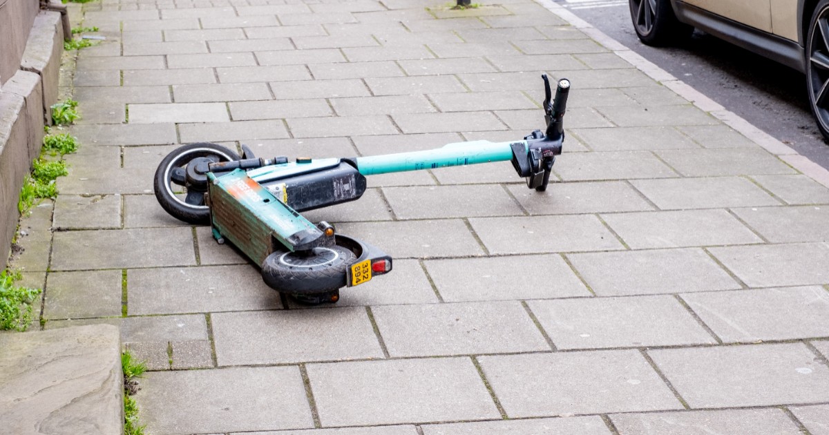 O trotinetă electrică pe stradă