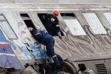 01 March 2023, Greece, Larissa: Firefighters and rescuers work at the scene after a collision in Tempe, about 376 kilometres north of Athens. At least 36 people were killed when a freight train collided with a passenger train in central Greece on Tuesday night, with many people still believed to be trapped under the debris. Photo: Eurokinissi/Eurokinissi via ZUMA Press Wire/dpa