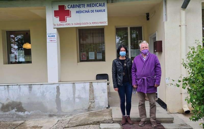 REPORTAJ | Lupta medicilor de la sate pentru fiecare vaccin administrat. „Vin oamenii și-mi spun că le este frică de vaccin”