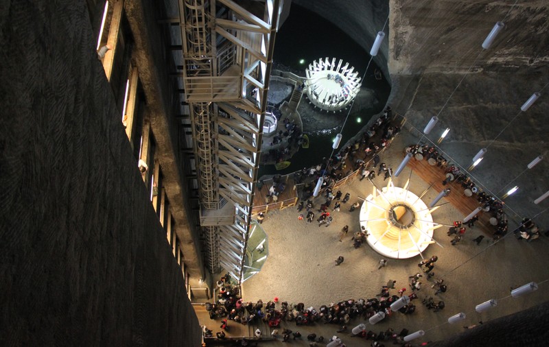Salina Turda s-a "îmbogăţit" cu un loc deosebit. O galerie plină cu carne de porc, pusă la maturat în mediul sărat de sub pământ / VIDEO