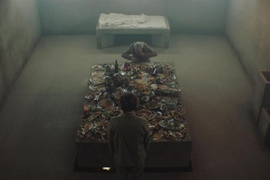 Platforma plină cu resturi de mâncare / Foto: Netflix