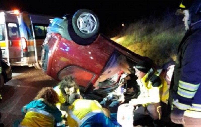 Doi români din Italia, unchi și nepot, s-au răsturnat cu o mașină furată