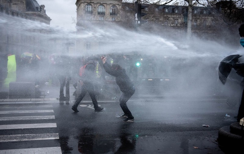 Peste 30.000 de persoane au protestat la Paris față de legea securității globale. Poliția a folosit tunuri de apă pentru a curăța piața