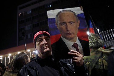 Un protestatar ține o fotografie a președintelui rus Vladimir Putin la Belgrad, Serbia, 4 martie 2022 | Foto: EPA