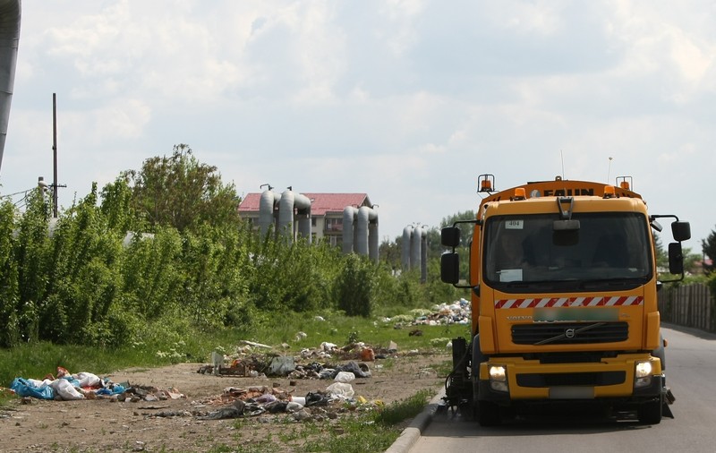 PARFUM DE BUCUREŞTI! Uite cum spală şoseaua, cu gunoiul la doi paşi de ei