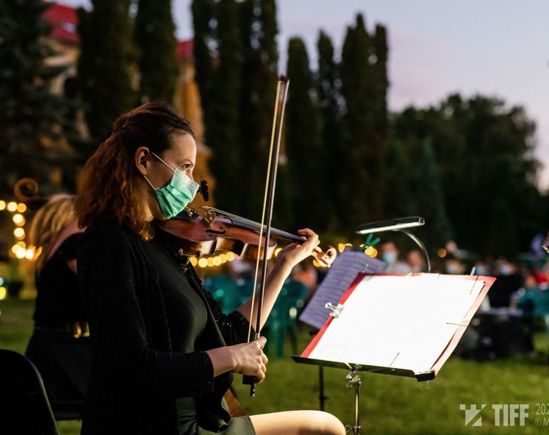 Pasiuni contra COVID. Imagini de la festivalul TIFF din Cluj, unde mii de oameni se uită la filme în aer liber, respectând măsurile