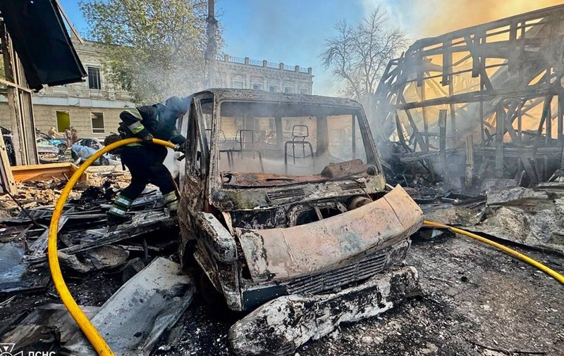 Pompierii ucraineni intervin la locul atacului aerian de la Pavlohrad Sursa foto: Profimedia