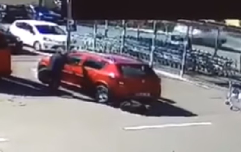 Femeie prinsă sub mașină și târâtă pe caldarâm, după o manevră greșită a unei șoferițe, la Sighișoara. Cum se simte victima