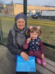 În Polonia, Nadia are grijă de fiica nepoatei sale.