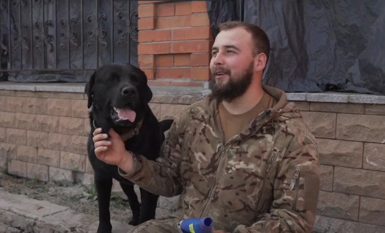 Krasavcik, alături de un soldat ucrainean.