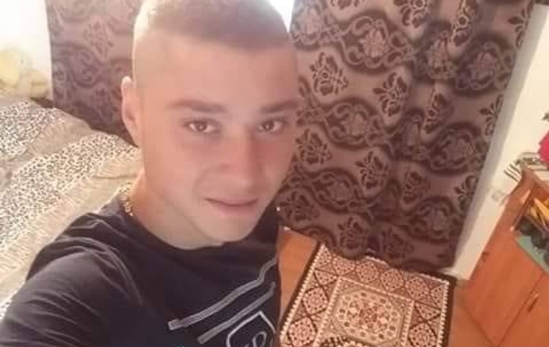 FOTO | Accident șocant în Suceava! A murit strivit de un stâlp după ce s-a urcat la volan, deși nu avea permis. Cine este Flaviu, tânărul șofer vitezoman