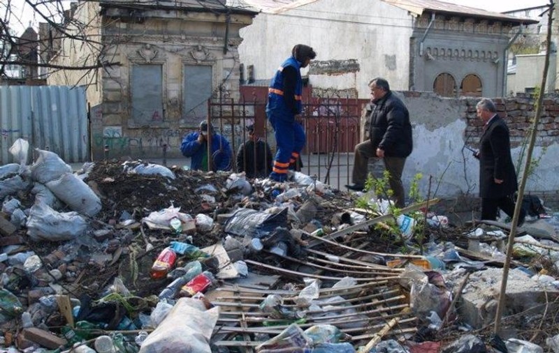 Un teren din centrul Capitalei, transformat în ghenă de gunoi