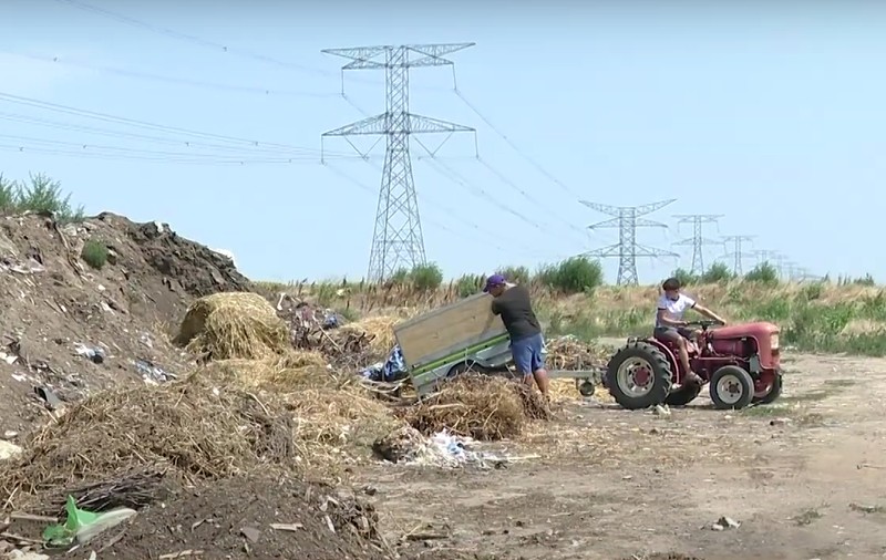 Într-o comună din Buzău, imagini cu localnicii care aruncă gunoiul ilegal ajung pe internet, pentru a-i face să se oprească „de rușine”