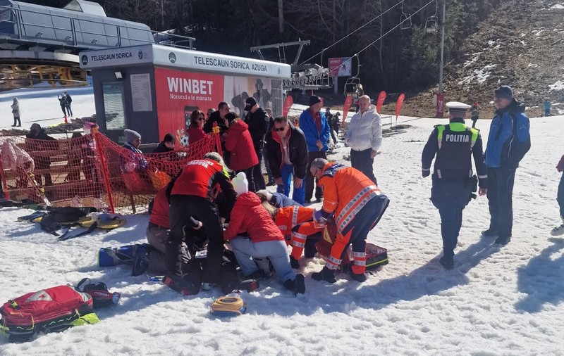 Un turist a făcut stop cardio-respirator pe o pârtie din Azuga. A fost readus la viață și transportat la spital cu un elicopter SMURD