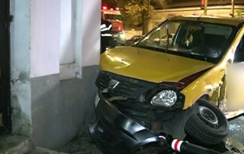 Un şofer de 20 de ani a lovit un taxi, lângă Spitalul Militar din Capitală. Tânărul a obținut permisul auto în urmă cu două luni
